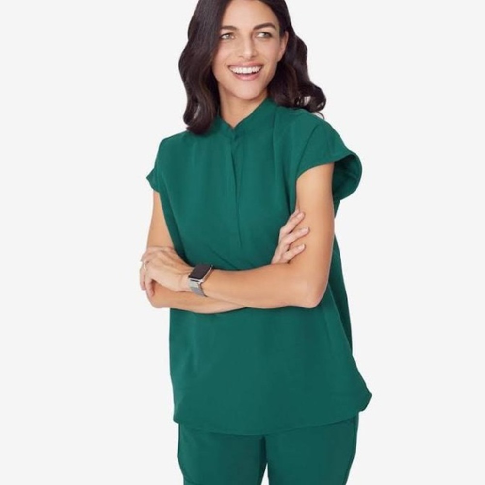 FIGS Rafaela Scrub top — Hunter Green size XS